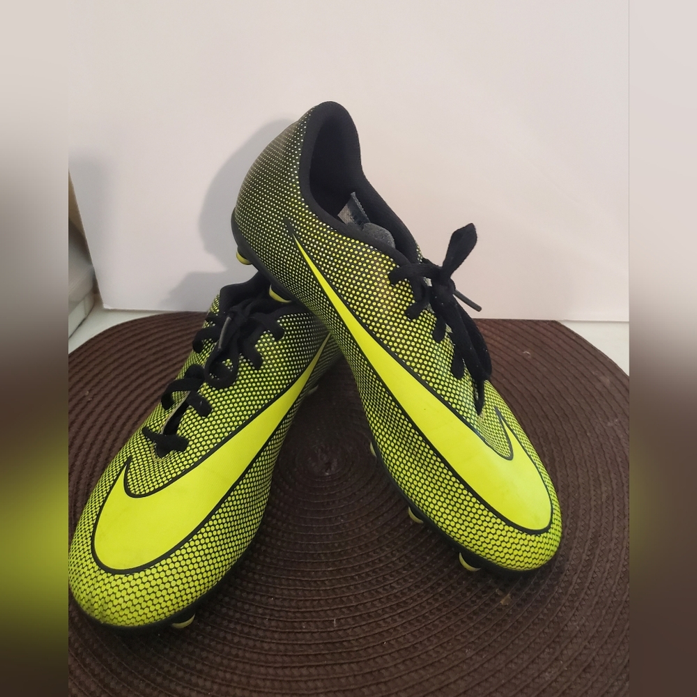 Nike Kids Shoes in Black and Yellow - Picture 6 of 7